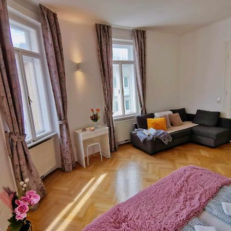 Central And Round 3 Minutes To City Shopping Center And Schoenbrunn Palace Viena Exterior foto